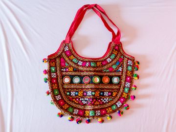 https://kalavriti.sgp1.digitaloceanspaces.com/products/cl0at3u8q000410t7axl3cdl3_sm.jpg