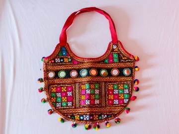https://kalavriti.sgp1.digitaloceanspaces.com/products/cl0at47cu000510t74h3t1wjp_sm.jpg