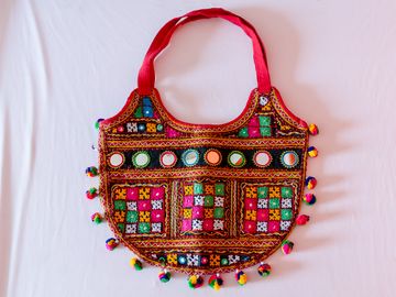 https://kalavriti.sgp1.digitaloceanspaces.com/products/cl0at4ob3000610t7bthafrx1_sm.jpg