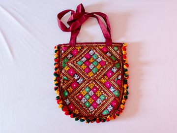 https://kalavriti.sgp1.digitaloceanspaces.com/products/cl0atb2p4000910t73e6i08it_sm.jpg