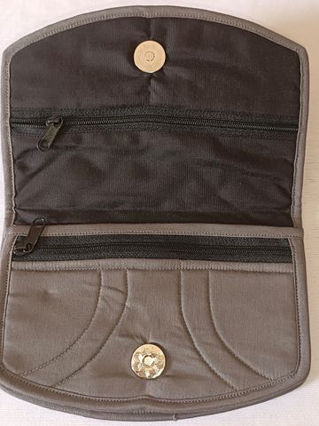 https://kalavriti.sgp1.digitaloceanspaces.com/products/cl2mrlji800050zlmcwjp9ket_sm.jpg